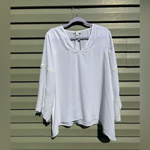 Neiman Marcus Stunning lightweight white blouse